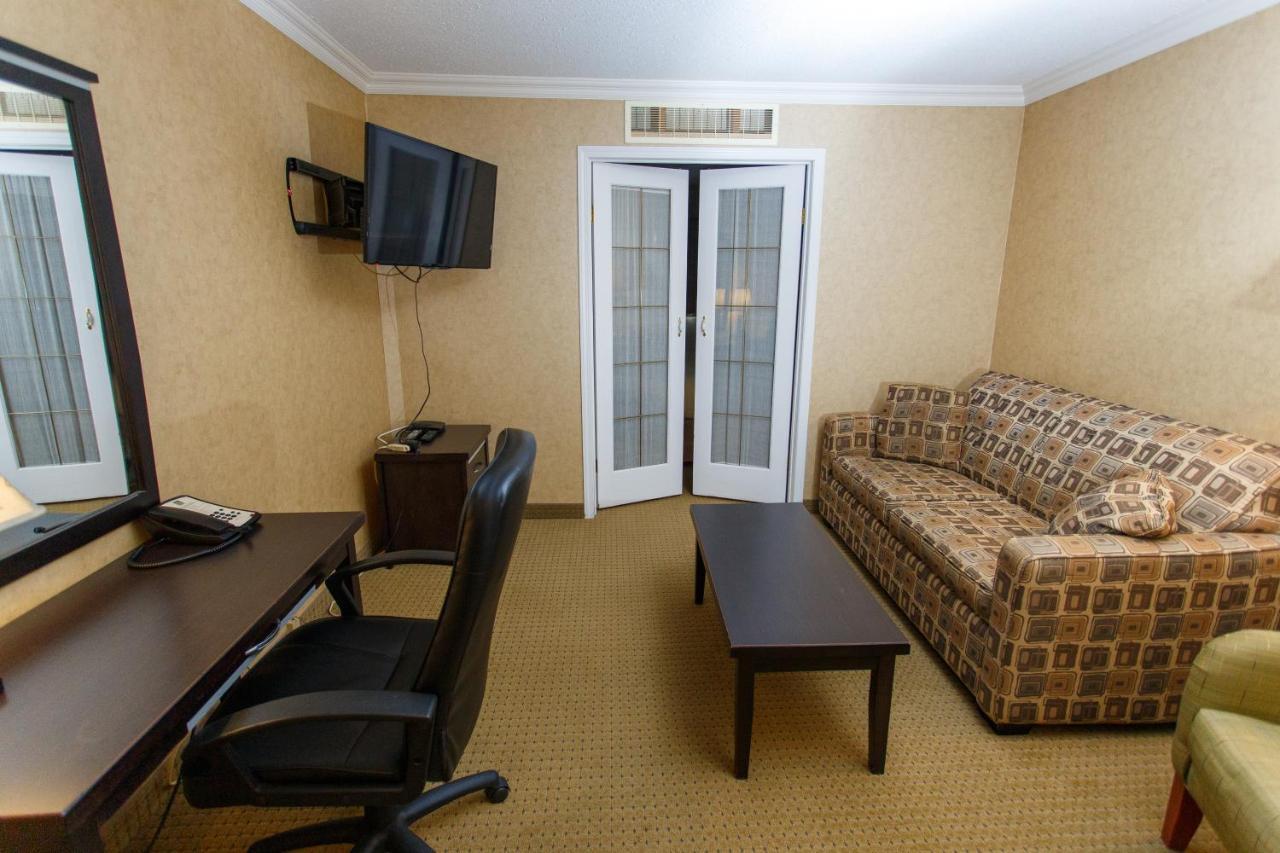 George Dawson Inn Dawson Creek Exterior foto